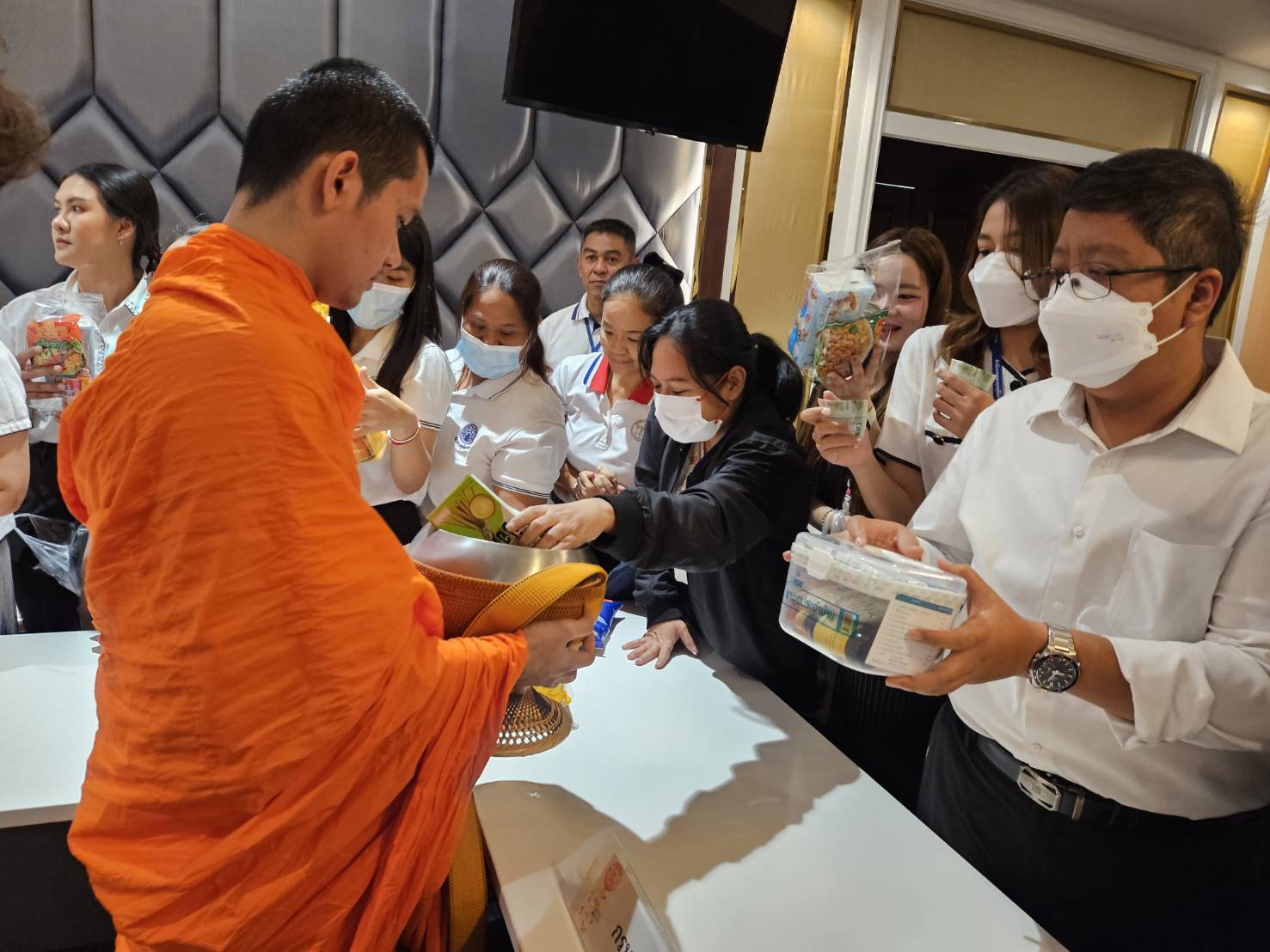 กรมบังคับคดี ร่วมทำบุญตักบาตรกิจกรรมเสริมสร้างคุณธรรมจริยธรรม บุคลากรกระทรวงยุติธรรม ครั้งที่ 5/2567